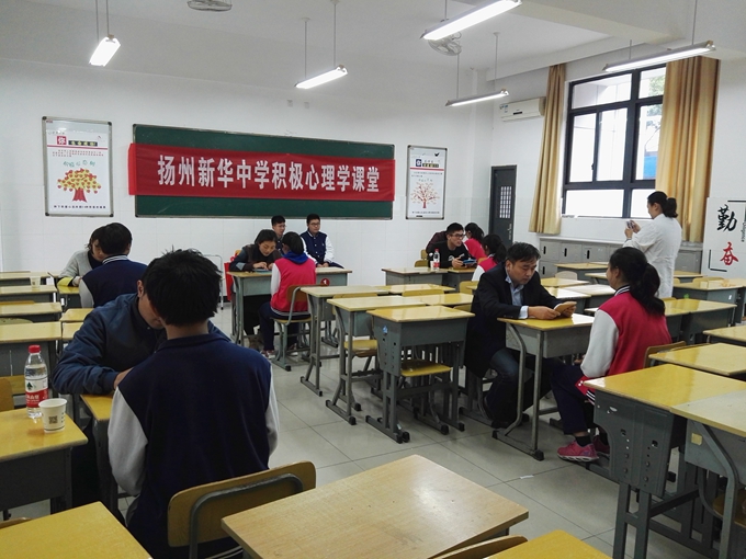 10月18日,市疾控中心6名调查员走进扬州市新华中学,对50名高中